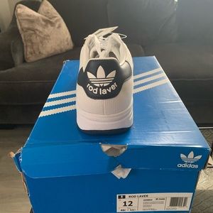 Rod Laver mens tennis sneakers in blue and white